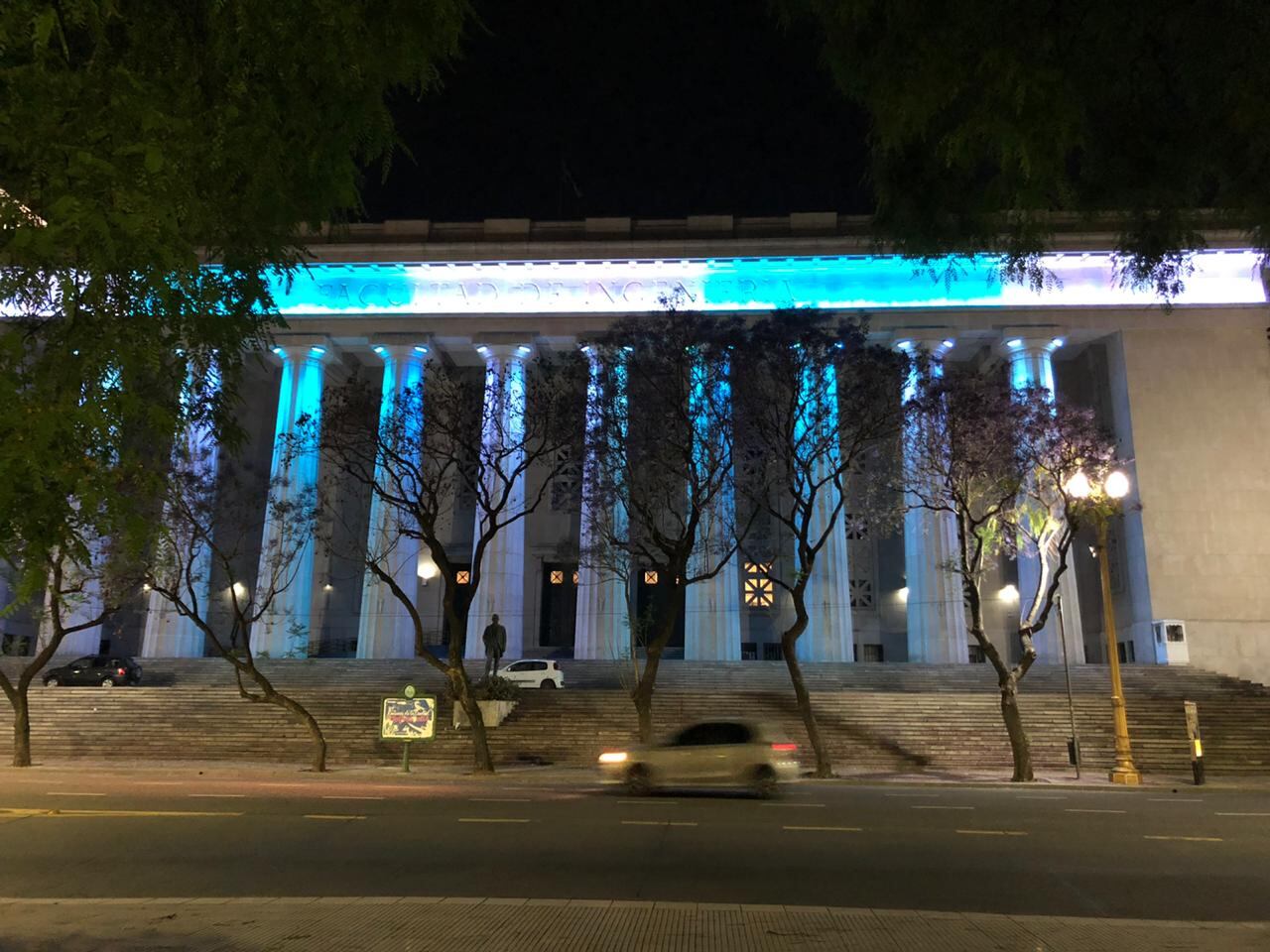 Edifcios, monumentos y estadios rindieron homenaje a Diego Maradona.