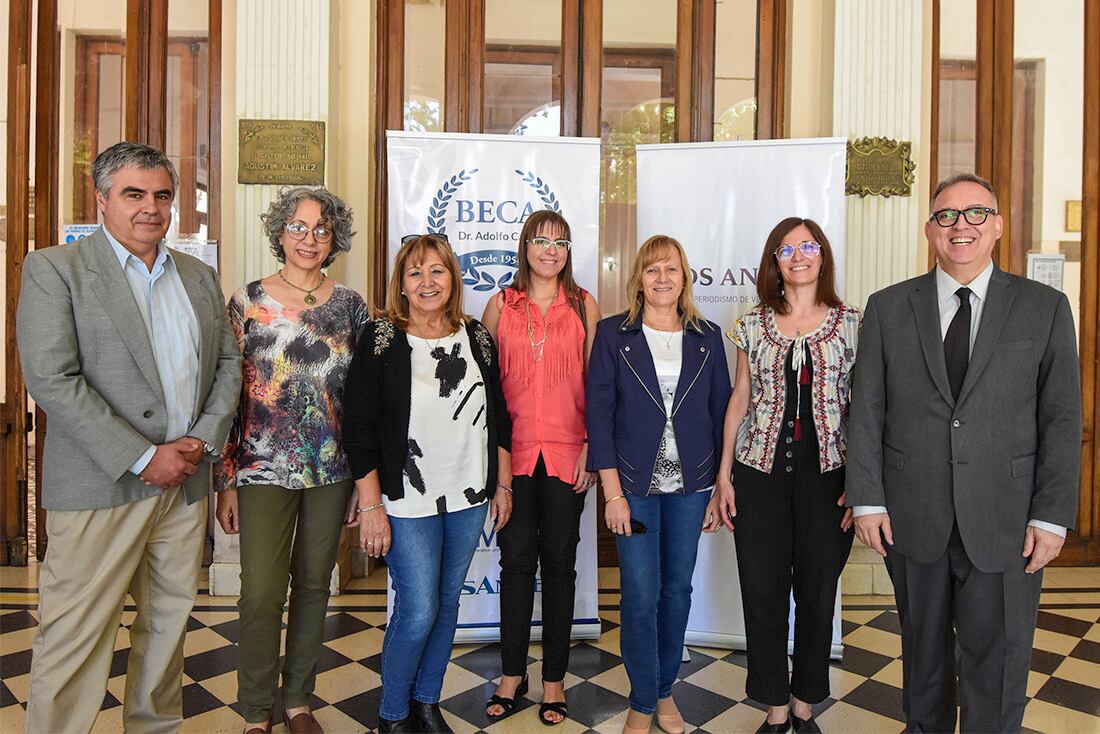 El jurado compuesto por Raúl Pedone, Cecilia Tejón, María Esther Funes, María Lorena Gauna, Lourde Laborde, Silvina Juri, Alejandro Cobo
Foto: Mariana Villa / Los Andes