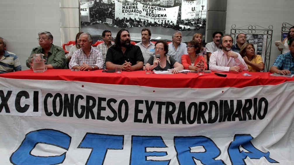 A través de un comunicado, manifestaron: “Desde CTERA plateamos el rechazo de toda modificación del sistema educativo que vulnere los derechos laborales, implique una sobrecarga en el trabajo docente y no esté orientada hacia la cualificación del sistema educativo”.