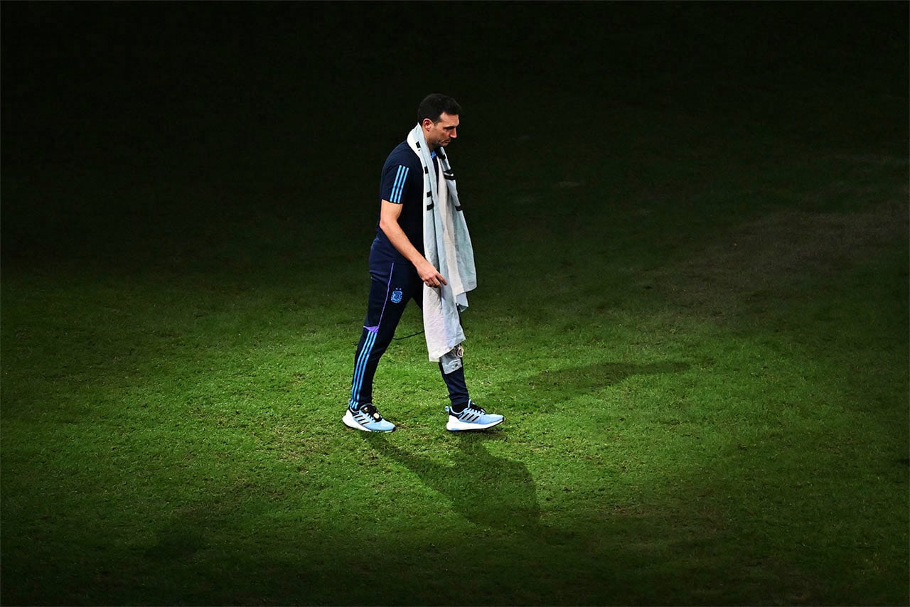 Lusail (Qatar), 18/12/2022.- Head coach of Argentina Lionel Scaloni heads to receive his gold medal during the awards ceremony after the FIFA World Cup 2022 Final between Argentina and France at Lusail stadium, Lusail, Qatar, 18 December 2022. (Mundial de Fútbol, Francia, Estados Unidos, Catar) EFE/EPA/Noushad Thekkayil
