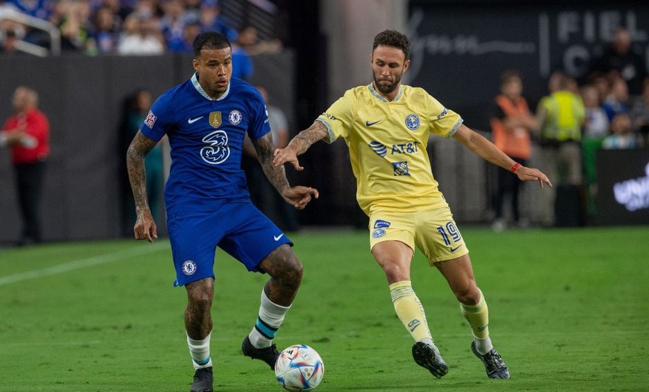 Robert Kenedy disputando un encuentro con el Chelsea