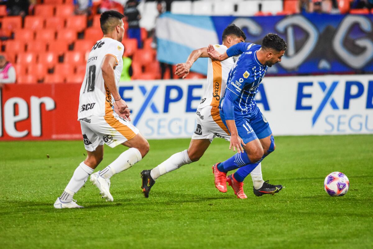 Godoy Cruz la pasó mal, pero le ganó a Arsenal y se metió de lleno en la pelea por el título.
Foto: Mariana Villa / Los Andes