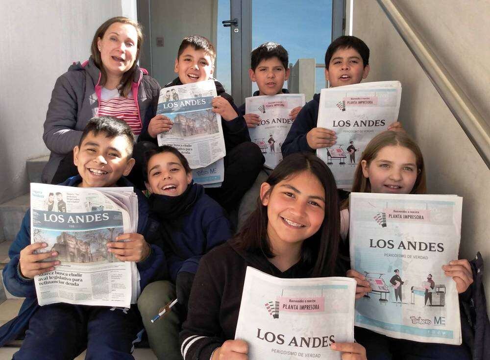 Santino, Victoria, Juan, Camila, Ian y Valentino, acompañados por Marianela Sánchez.

