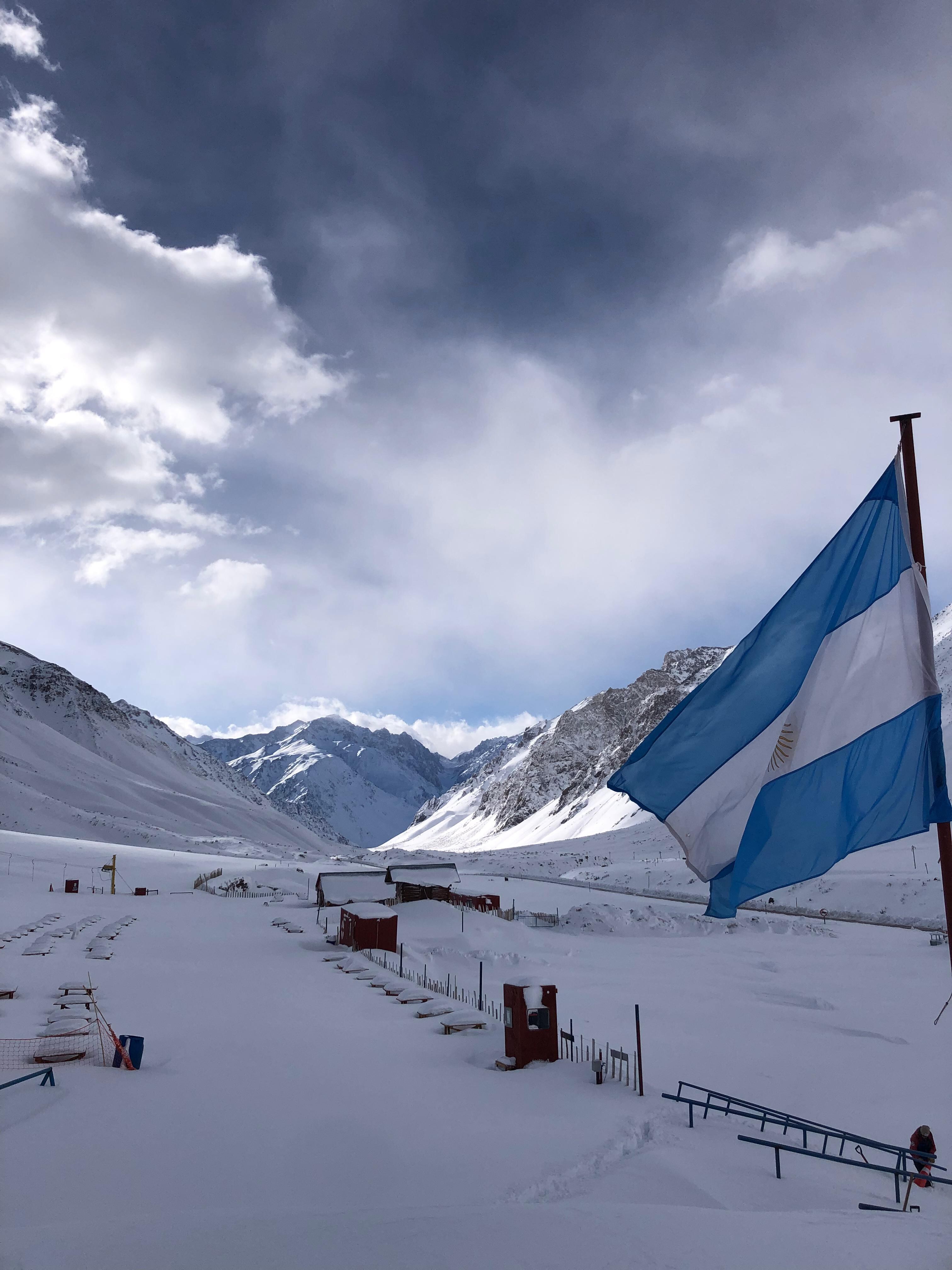 Sigue nevando en Alta Montaña y el único espacio para esquiar sobre la ruta 7 estira su temporada. Foto: Gentileza Los Puquios.