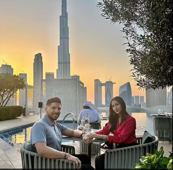 Linda Andrade (en la foto) es la esposa de un millonario y ahora vive en Dubai. La joven de 23 años comparte regularmente videos de 'día en mi vida' como millonaria.