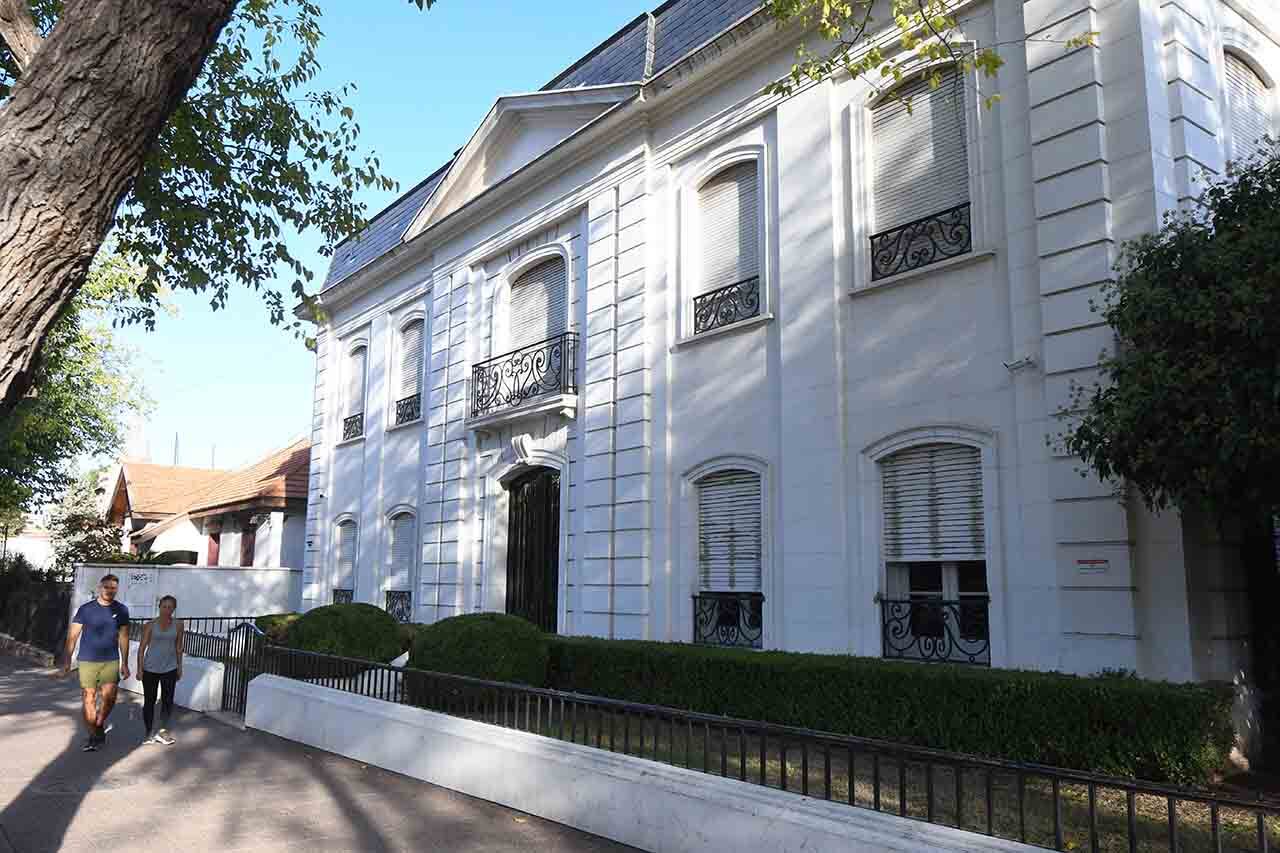 La Casa Salentein, ex Casa Huespe, fue creada por el arquitecto Mario Day Arenas. Es de 1945, de estilo academicista francés, formal y pintoresquista. | Foto: José Gutierrez / Los Andes 
