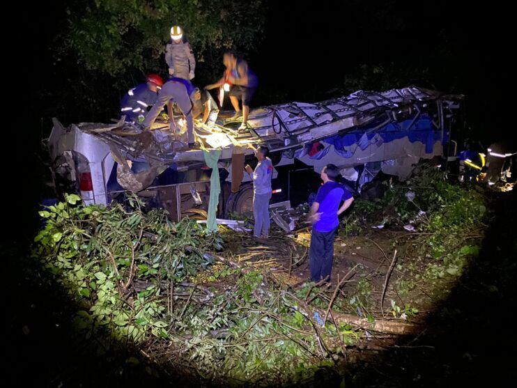 Los socorristas retiraron a las víctimas con dificultad, ya que, en el momento del accidente se registraban lluvias en la región.