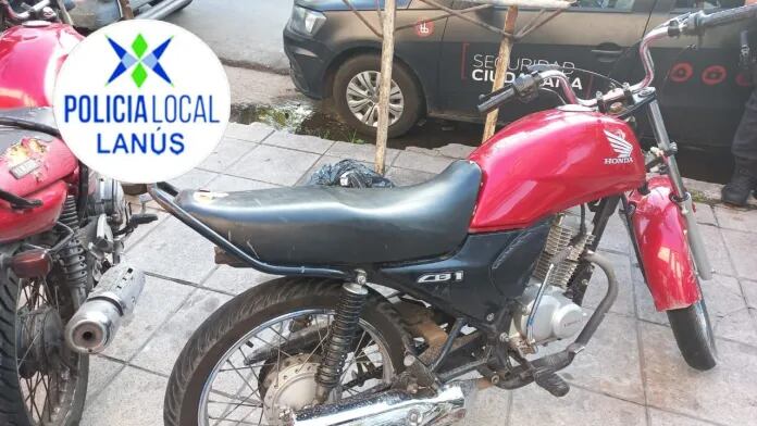 La moto marca Honda con pedido de secuestro. Foto: Policía Local Lanús