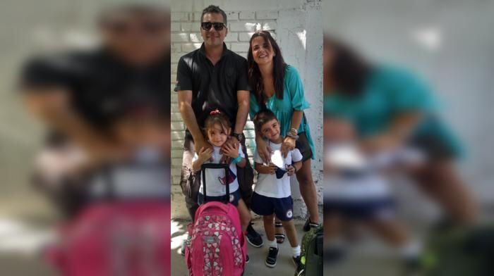 Carlos y Valeria junto a sus dos hijos