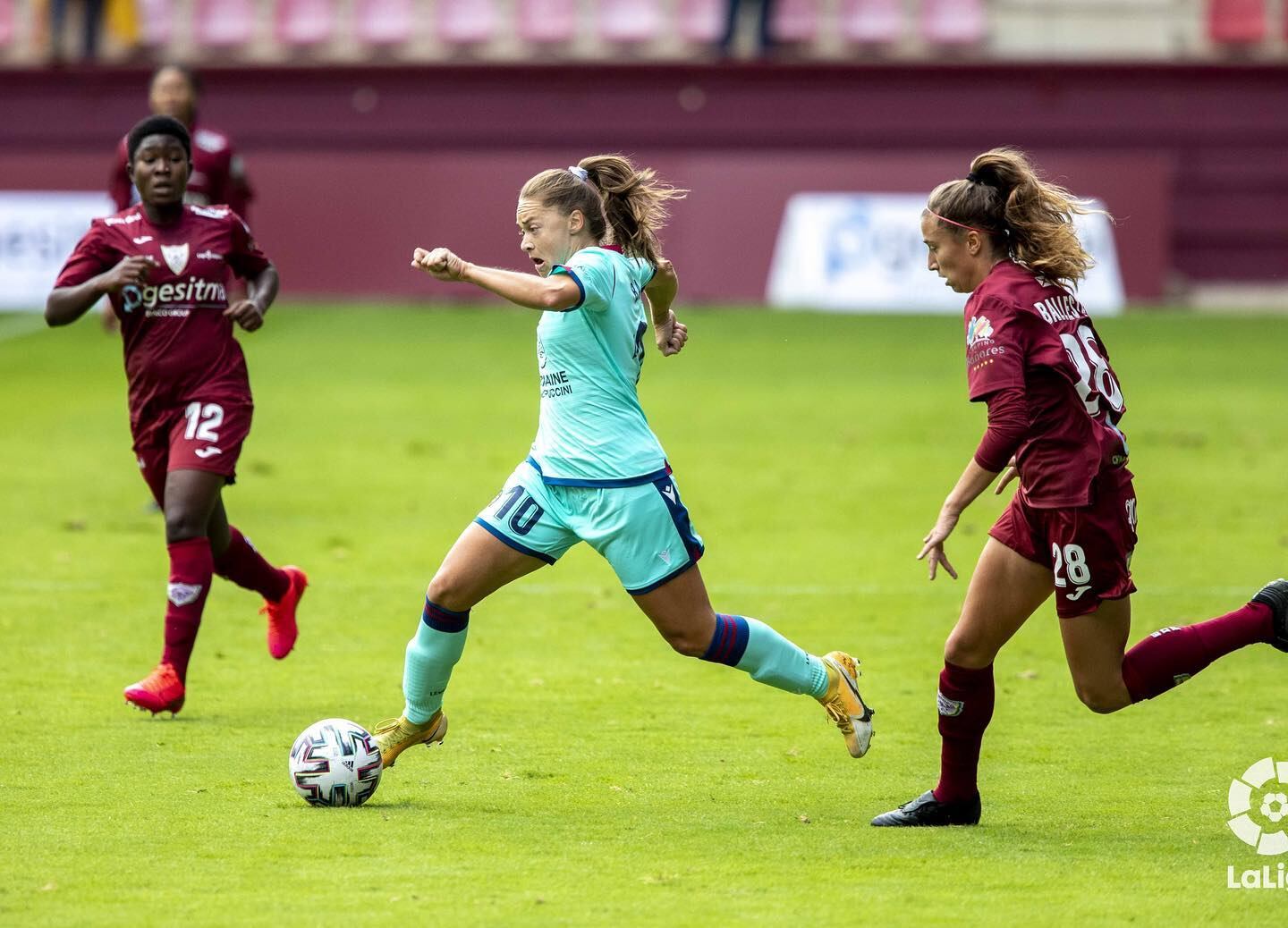 Estefanía Banini lleva la "10" en el Levante de España, y el equipo marcha tercero en LaLiga femenino, buscando la clasificación a la Champions.