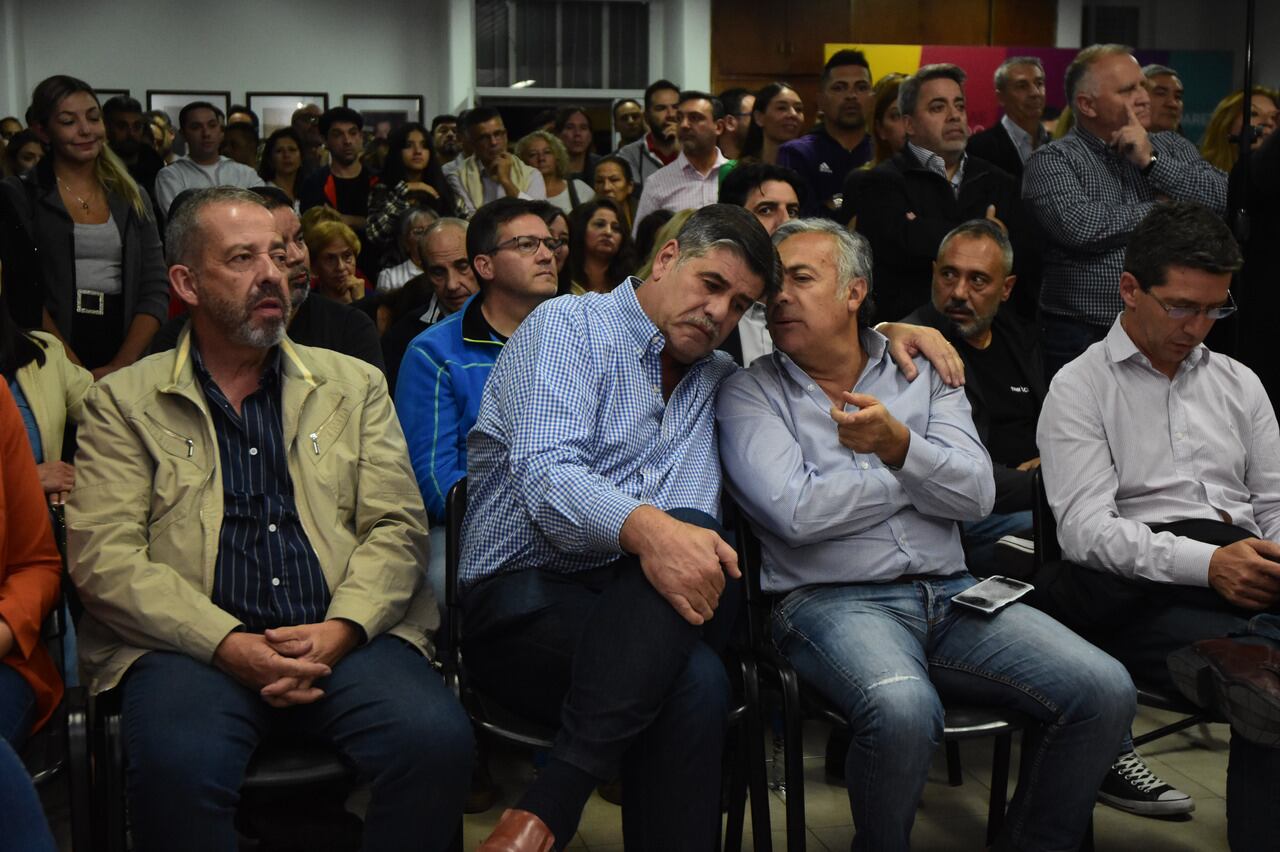 Tadeo Zalazar presentó a Diego Costarelli como su candidato a sucederlo en Godoy Cruz.
Héctor Ruiz, Mario Abed, Alfredo Cornejo, Andres Lombardi
Foto: Mariana Villa/ Los Andes  