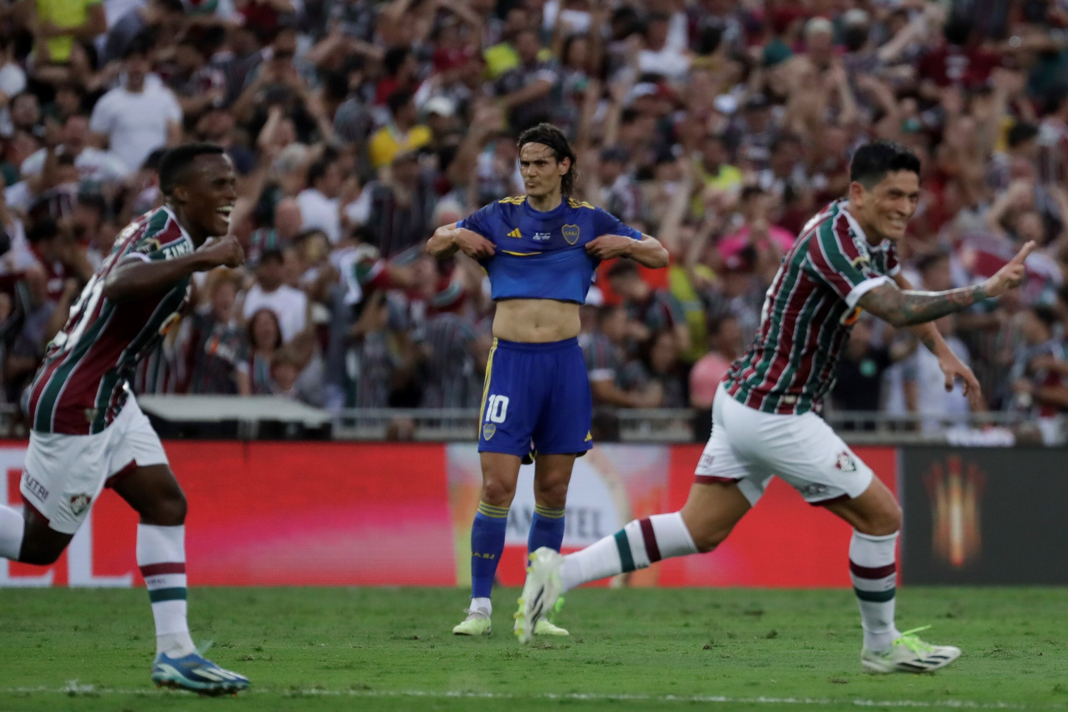 Germán Cano desata el festejo por su gol mientras Cavani y todo Boca lo sufren en el Maracaná, por la final de la Copa Libertadores. 