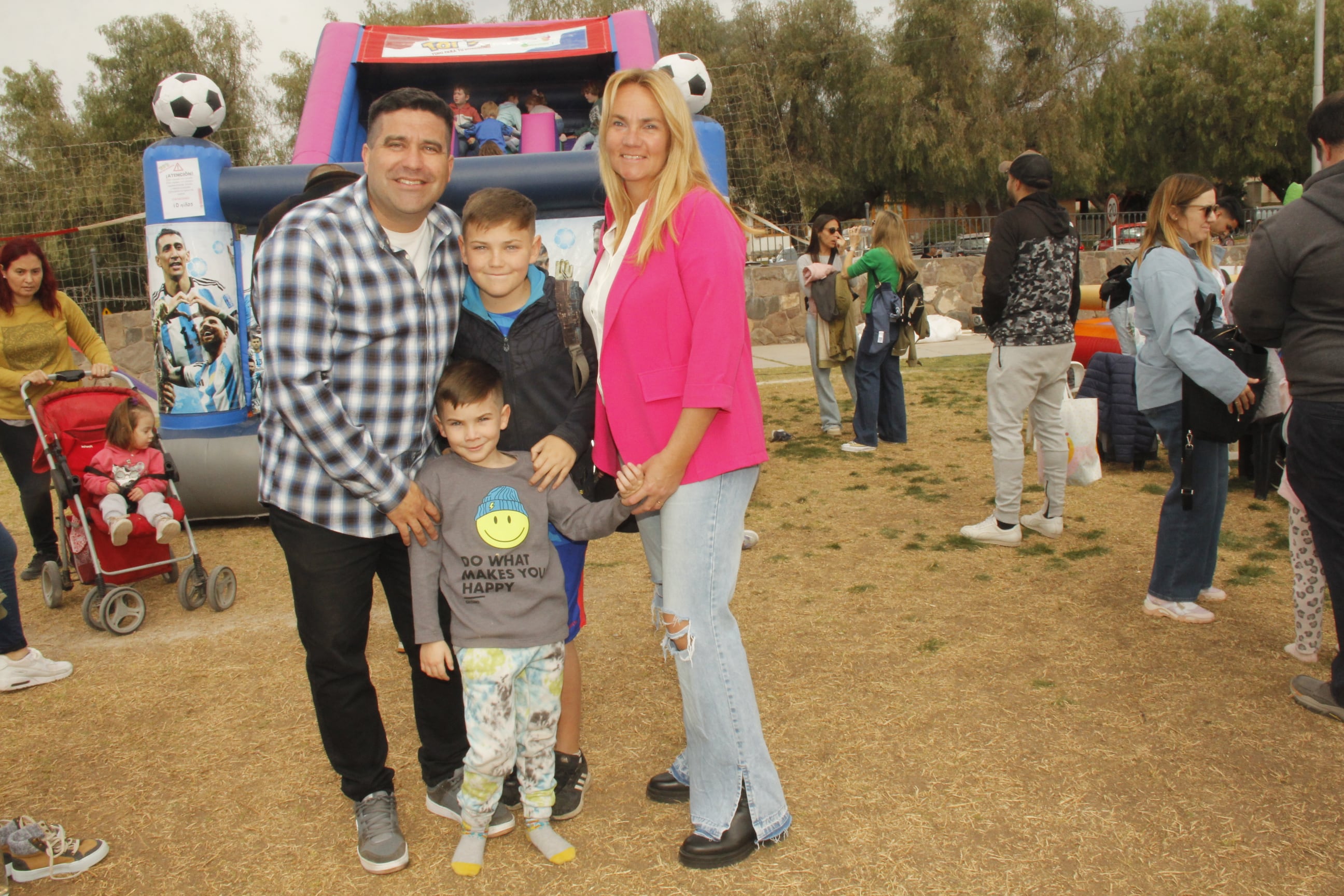 Romina Caffaratti y Marcel Argandoña junto a Salvador y Jeremías. 