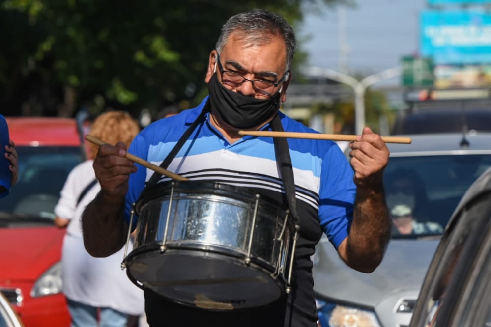 Algunos participantes llevaban redoblantes para acompañar los cantos.