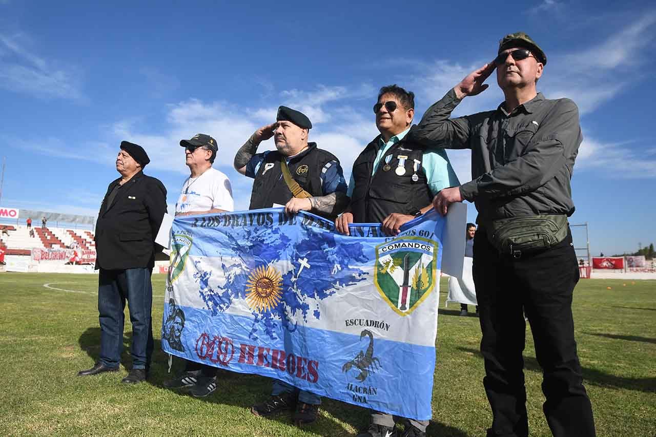 En el entretiempo del partido, Se vivió un emotivo homenaje con los veteranos de Malvinas, en el que se entregaron reconocimientos y se cantó el Himno Nacional Argentino
Foto: José Gutierrez / Los Andes 