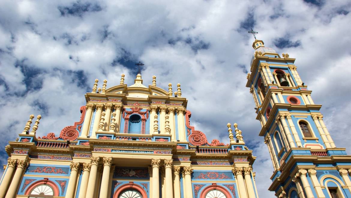 La Iglesia Candelaria de la Viña tiene la segunda torre más alta de Latinoamérica. (Salta Ciudad)