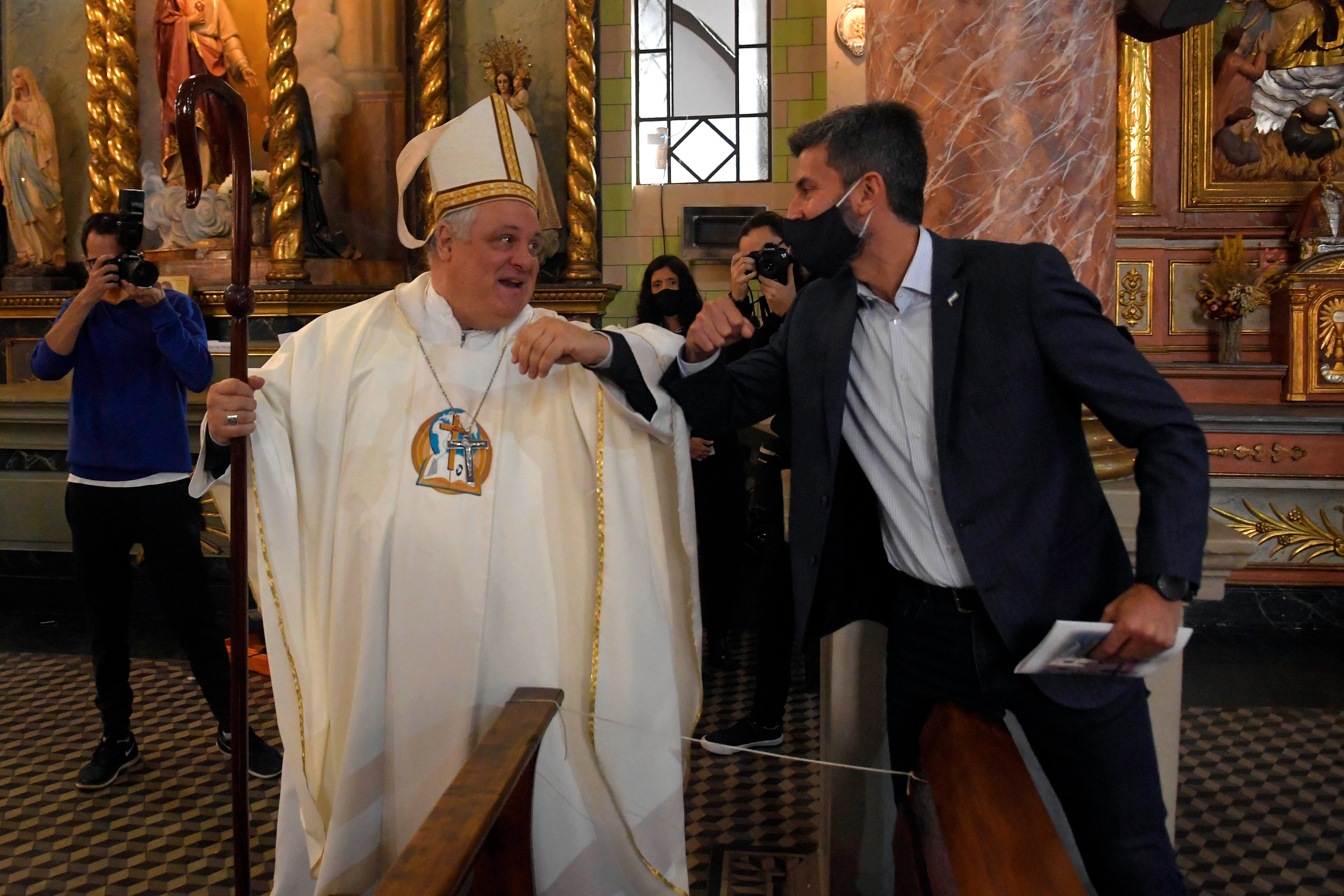 Mendoza 25 de mayo de 2020   Sociedad 
Oracion por la Patria, en la catedral de Loreto se realizo una oracion patriota
El arzobispo Marcelo Colombo dio la oracion, ante una iglesia vacia, en este 25 de mayo.

Coronavirus, cuarentena. 

Foto: Orlando Pelichotti