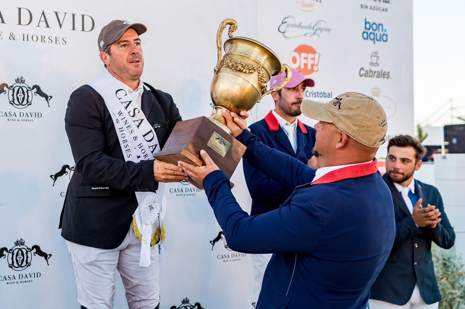 Luis Maldonado recibe el gran premio Copa David.