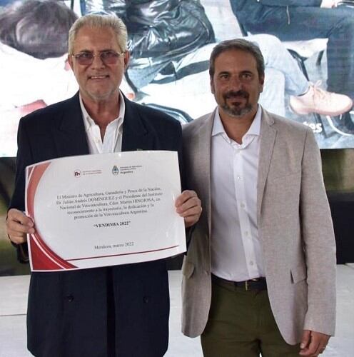 Miguel Fontana junto a Martín Hinojosa, recibiendo un reconocimiento del Ministerio de Agricultura de la Nación y el INV Argentina en la vendimia 2022. Foto: Gentileza