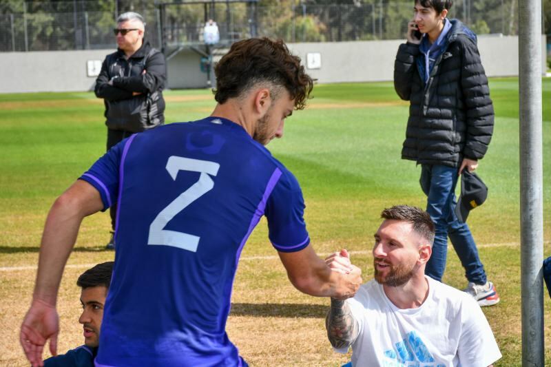 Marco Di Cesare saluda a Lionel Messi, luego del amistoso. Momento inolvidable. / Gentileza.