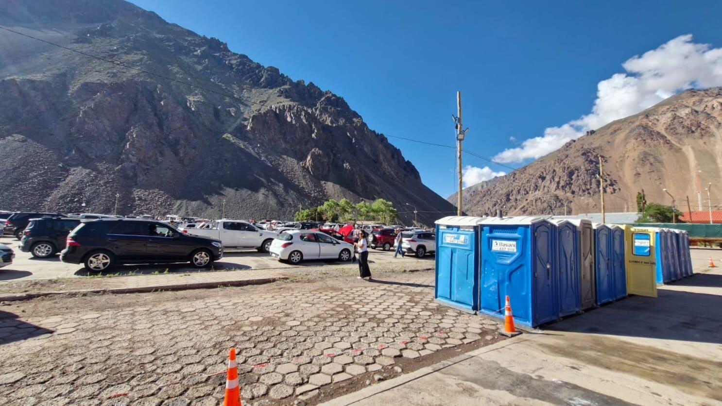 Los autos son desviados a un playón ubicado en Punta de Vacas y al que la Municipalidad de Las Heras acondicionó con servicios básicos. Foto: Los Andes.