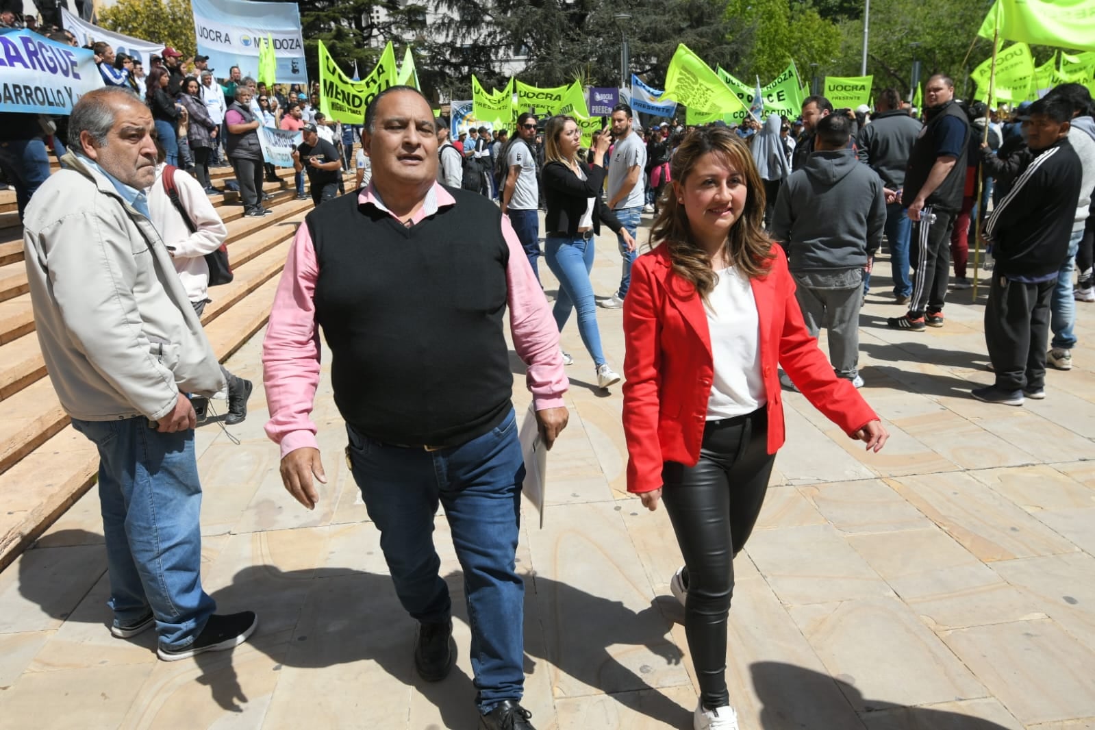 El titular de la UOCRA, Miguel Ponce, y la senadora provincial Jesica Laferte rumbo a la entrega del petitorio. Foto: Ignacio Blanco / Los Andes