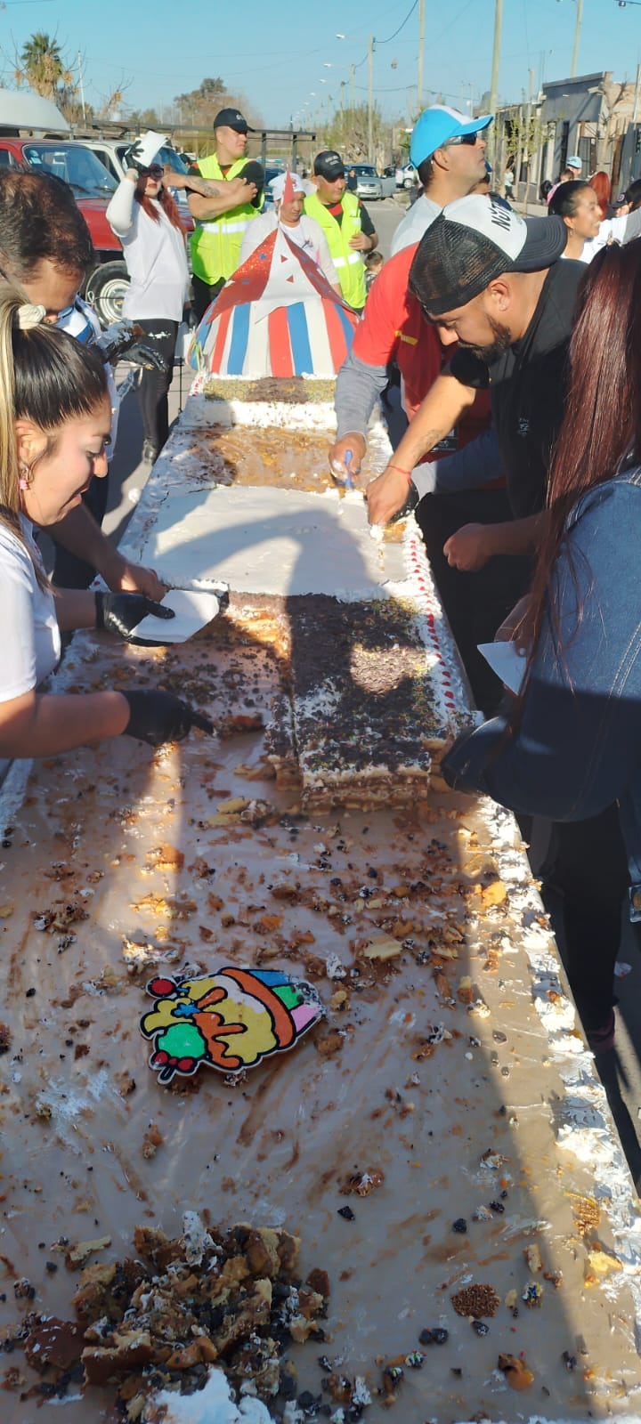 Directo al libro de récords: un comedor de Las Heras preparó una torta de 7 metros y 750 kilos para el Día del Niño. Foto: gentileza Gabriela Carmona.