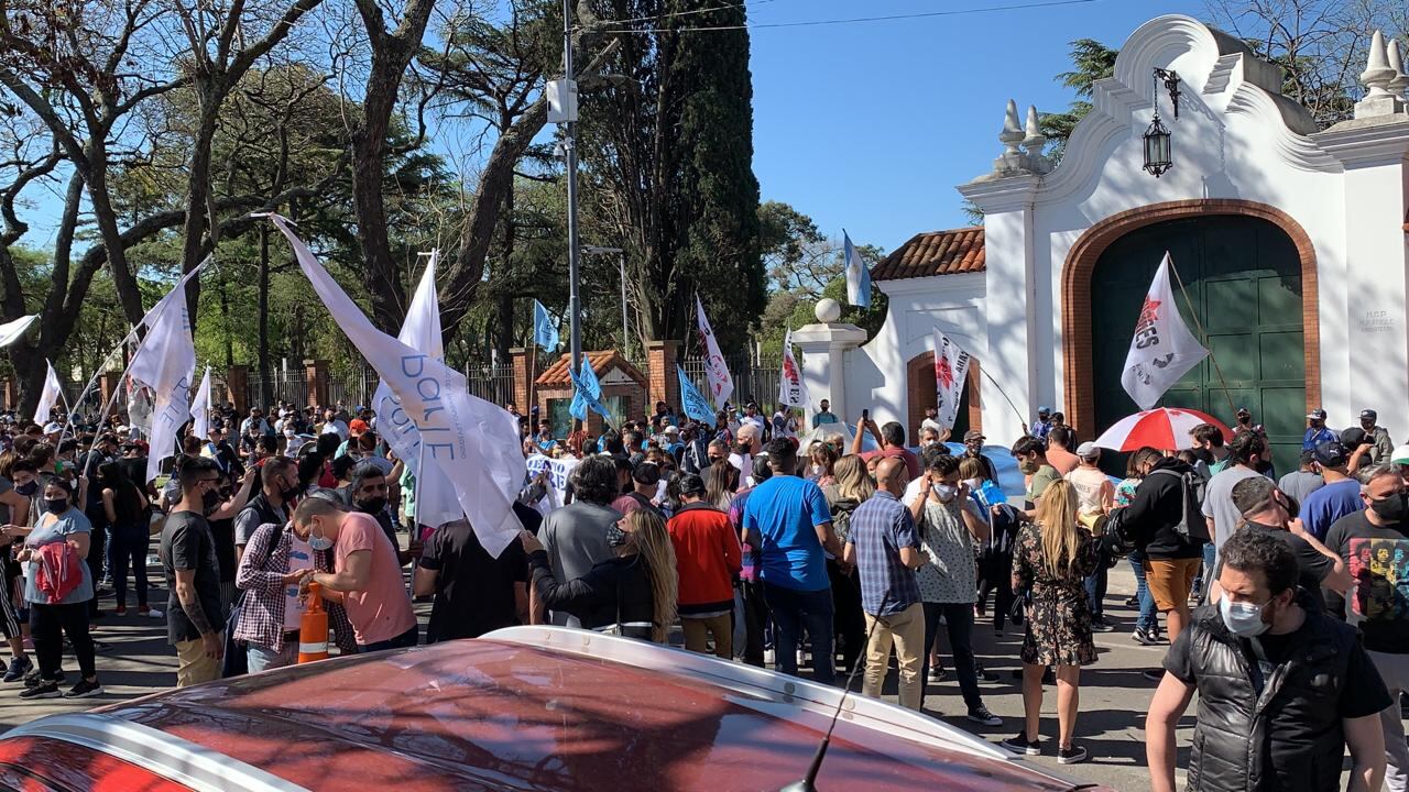 Agrupaciones afines al gobierno se concentran en la quinta de Olivos a la espera del 'banderazo'.