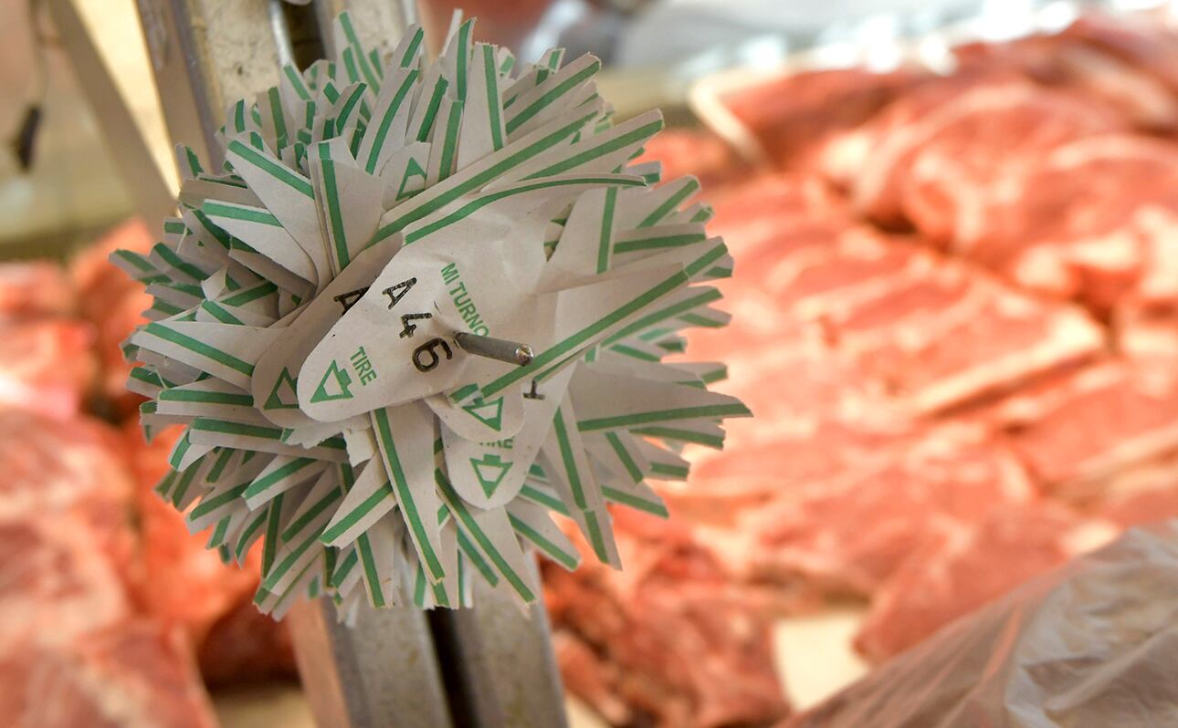 Con promos y ofertas, los mendocinos comenzaron a stockearse con carne para las fiestas - Foto: Orlando Pelichotti / Los Andes
 