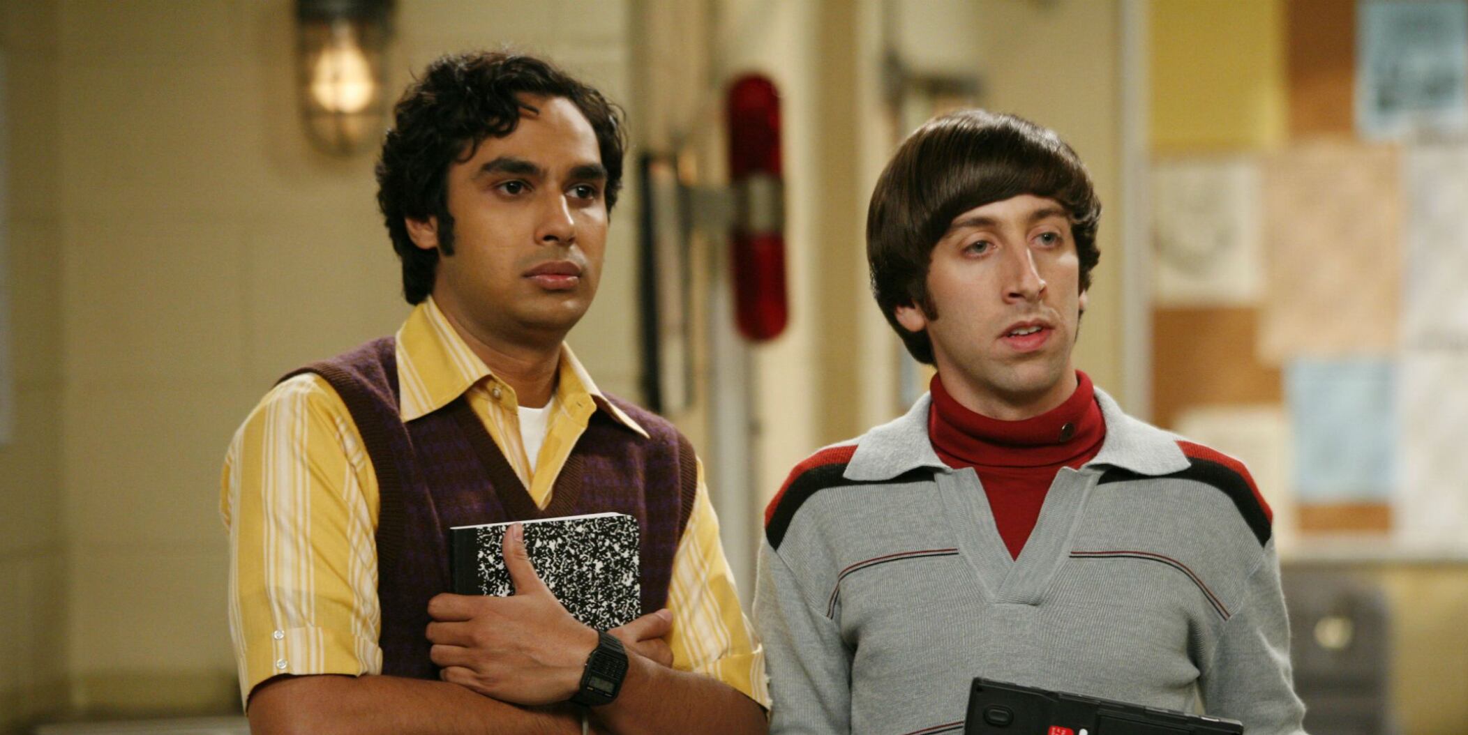 Raj junto a Howard en algún episodio de la serie.