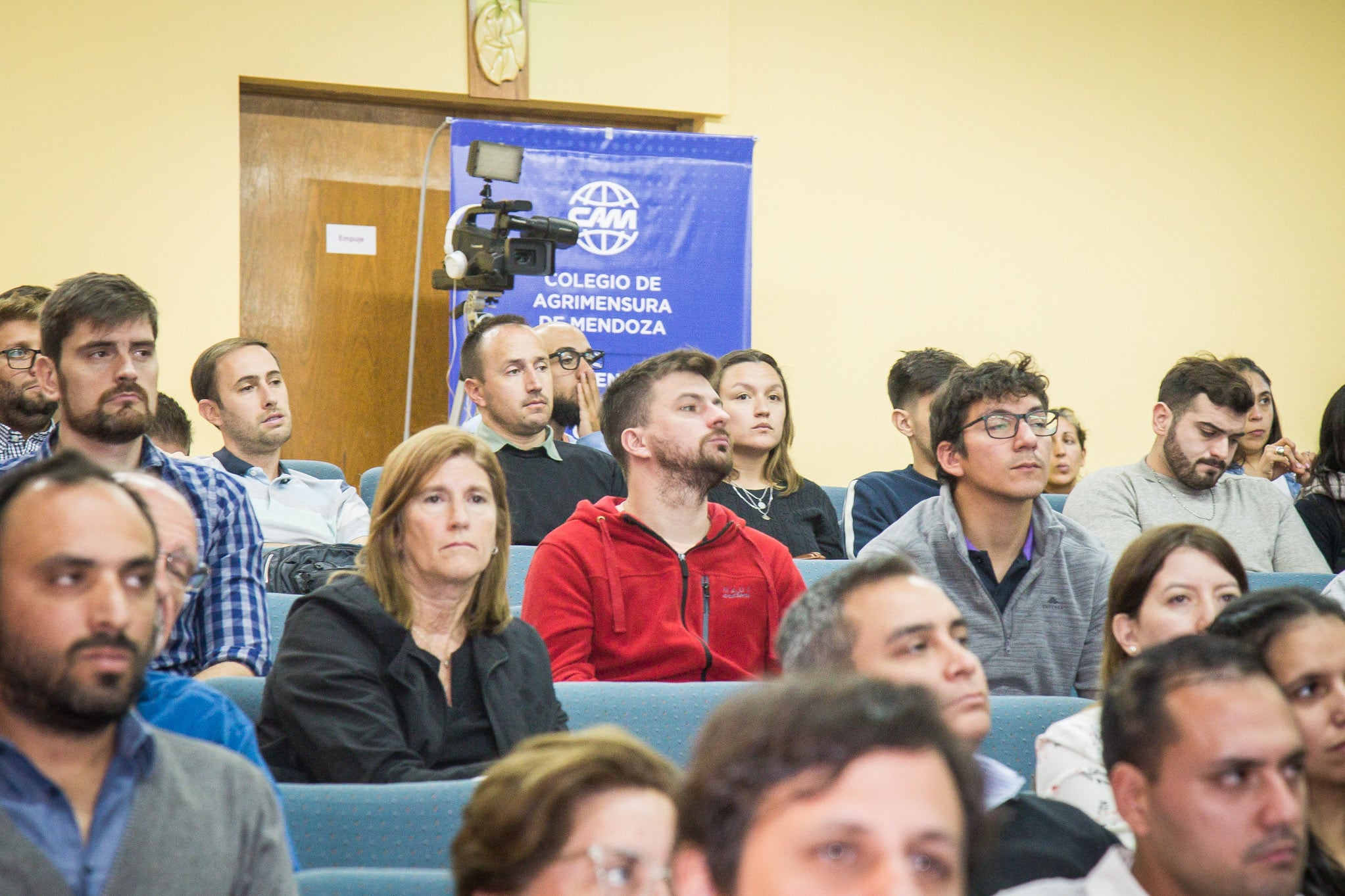 El público se compuso de profesionales de la Agrimensura, personal técnico de catastros y estudiantes.