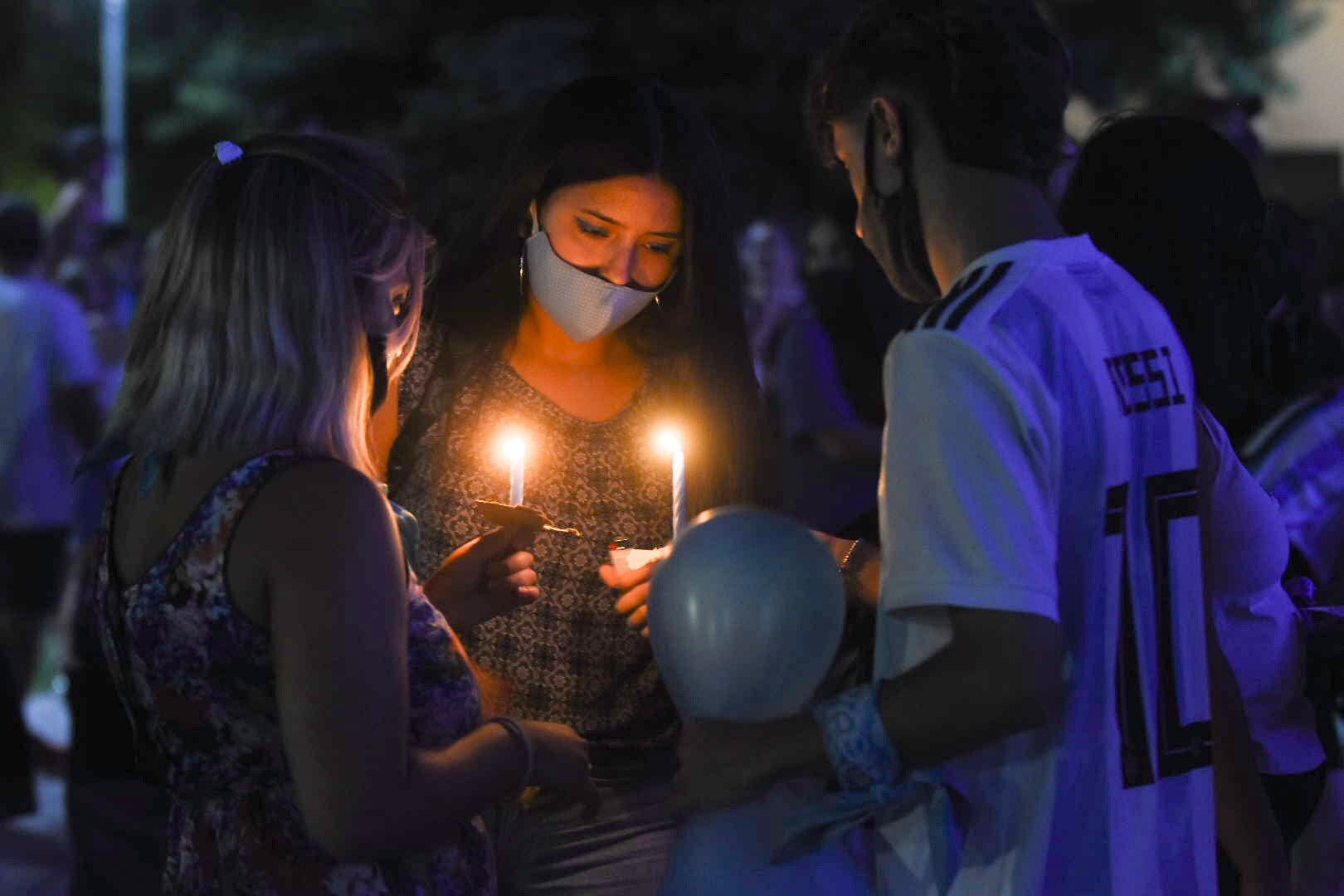 Mendoza 10 de diciembre 2020 Sociedad 
Vigilia provida por el aborto: los “celestes” se reunieron en Casa de Gobierno.