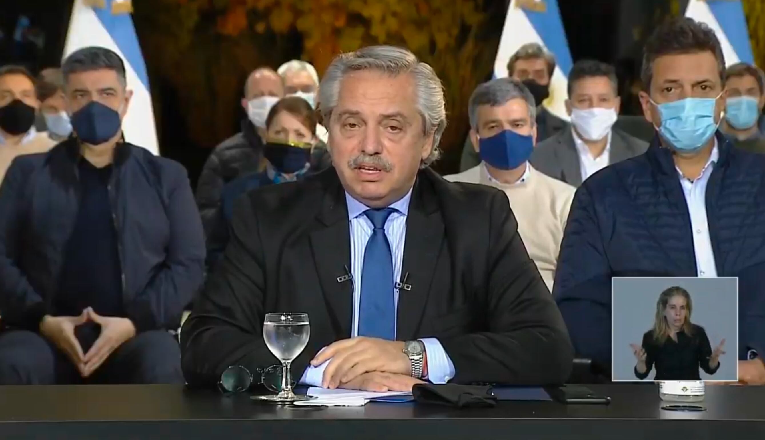 Alberto Fernández, junto al gobernador Kicillof e intendentes bonarenses, pidió a los policías frenar las protestas.