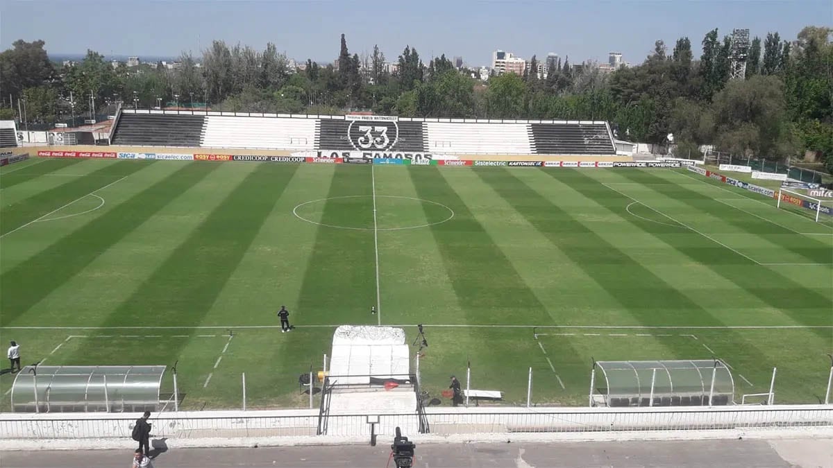 Estadio Victor Antonio Legrotaglie del club Gimnasia y Esgrima de Mendoza ubicado en el Parque General San Martín de Mendoza