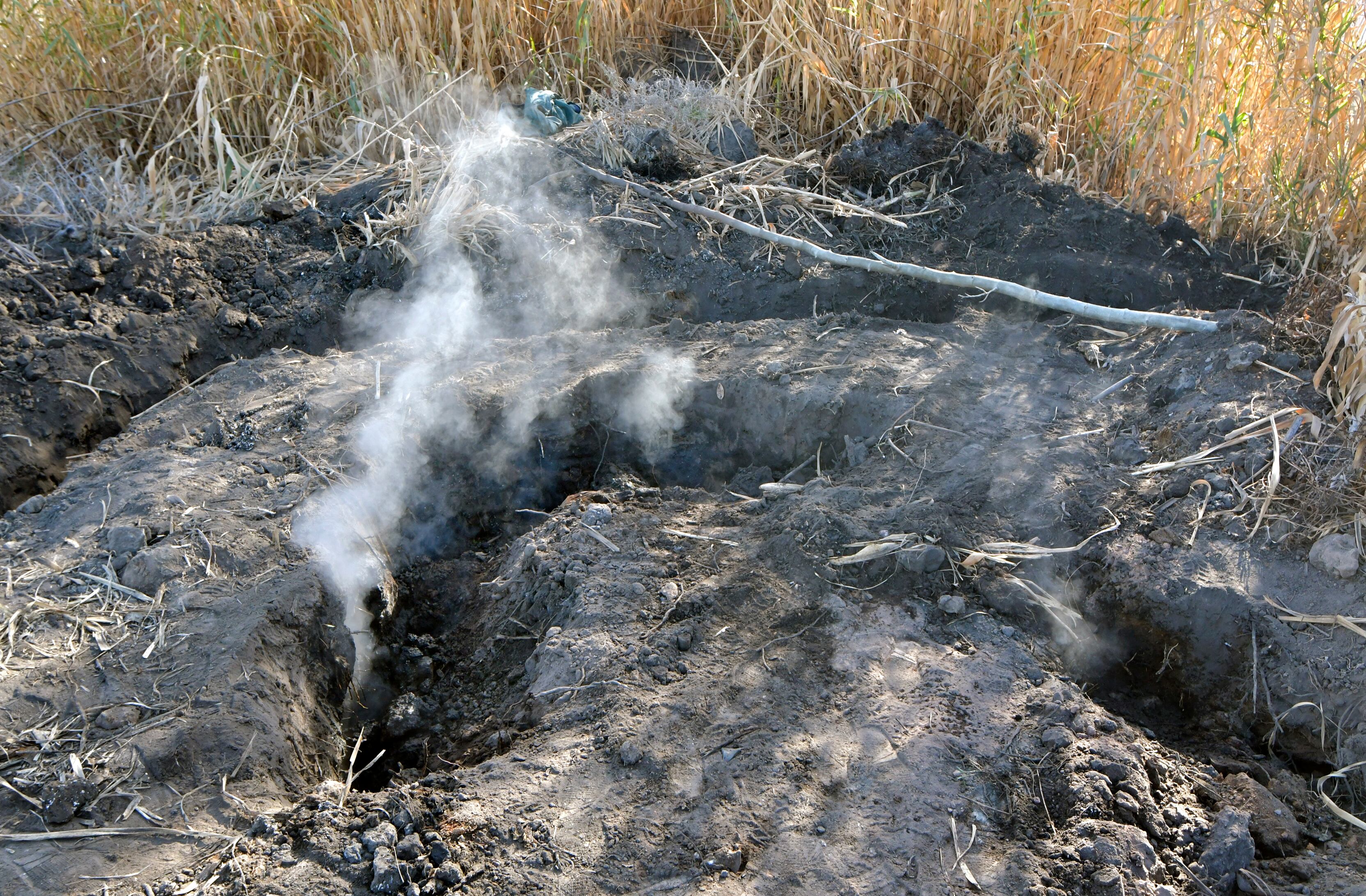 Incendio subterráneo en Kilómetro 8, donde la tierra está caliente y sale humo. Se cree que es por antiguos incendios provocados.  


Foto:Orlando Pelichotti / Los Andes