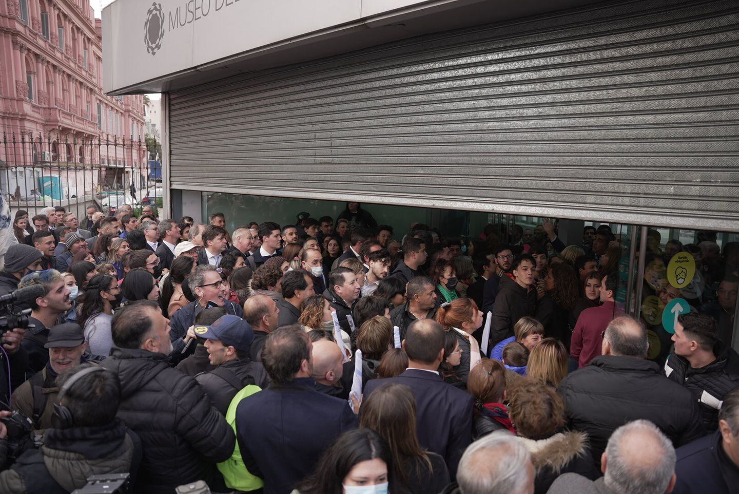 Bajaron la persiana del Museo del Bicentenario y muchas personas se quedaron afuera. Foto: TN / Nicolás González