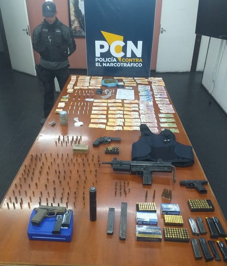 Secuestraron una ametralladora, pistolas y más de 500 balas en dos “quioscos” narcos. | Foto: Prensa Ministerio de Seguridad