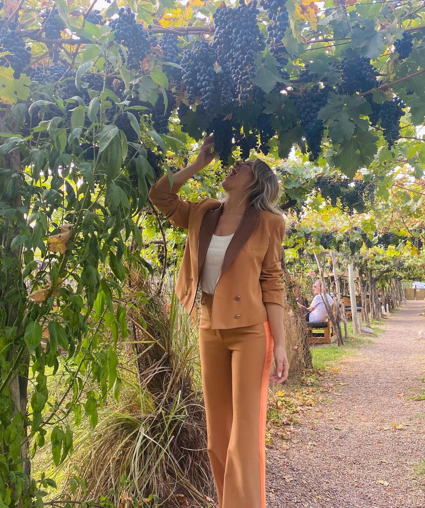 Laurita Fernández visitó una bodega mendocina en medio del rodaje de "Papá al rescate".