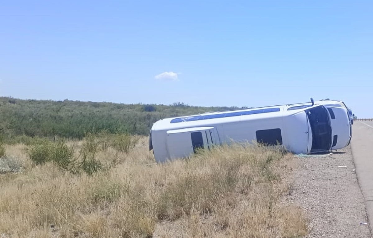 Volcó una camioneta tipo trafic en la ruta 40 y tres personas salieron heridas (Gentileza El Cuco Digital)