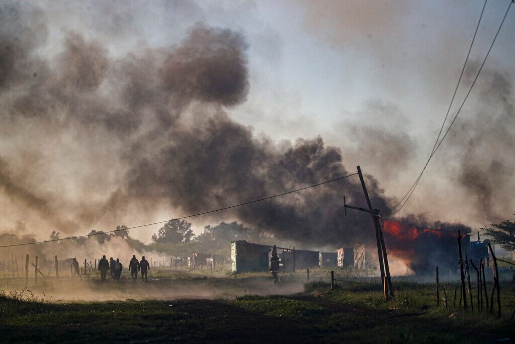 Agentes de policía desalojan a ocupantes ilegales en un asentamiento en Guernica, en la provincia de Buenos Aires, Argentina.