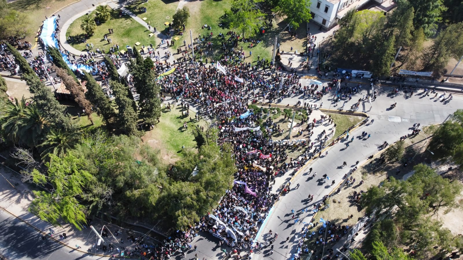 De la movilización participaron estudiantes, docentes y sindicatos. También estuvieron presentes el vicerrector Gabriel Fidel y el ministro de Educación de la provincia, Tadeo García Zalazar. Marcelo Rolland/ Los Andes