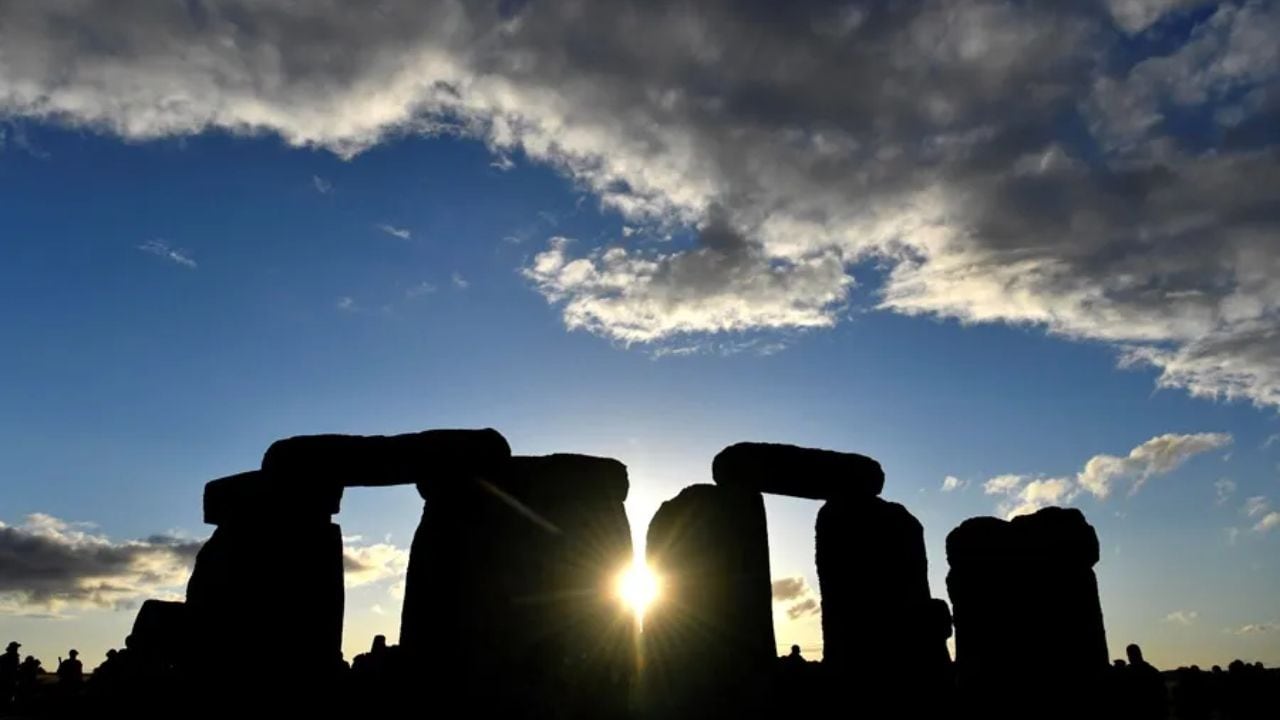 Vista de un arcoíris durante la celebración del solsticio de verano en el monumento Stonehenge, en Wiltshire (Reino Unido). EFE/ Neil Hall