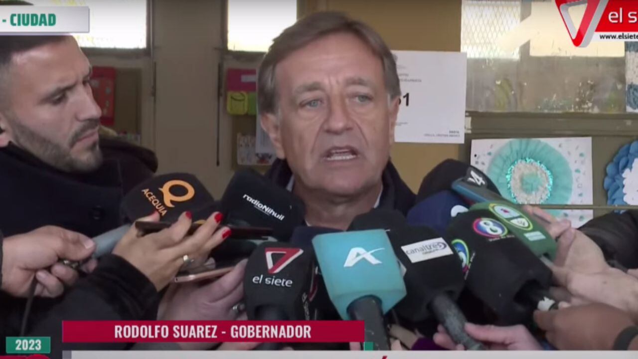 Rodolfo Suárez votó acompañado de su hija.