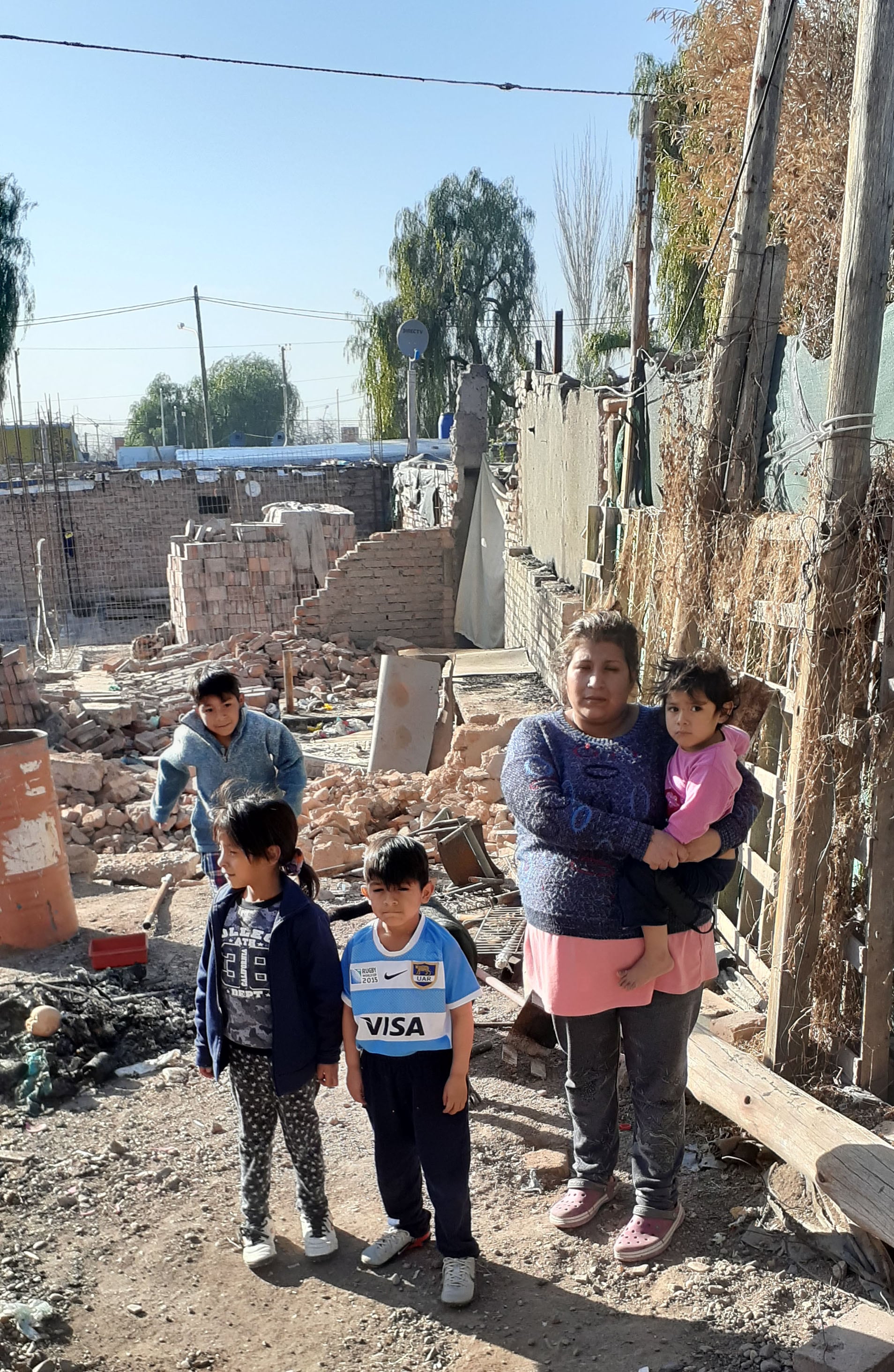 El hogar quedó en ruinas pero con ayuda lograrán levantarlo nuevamente.

 