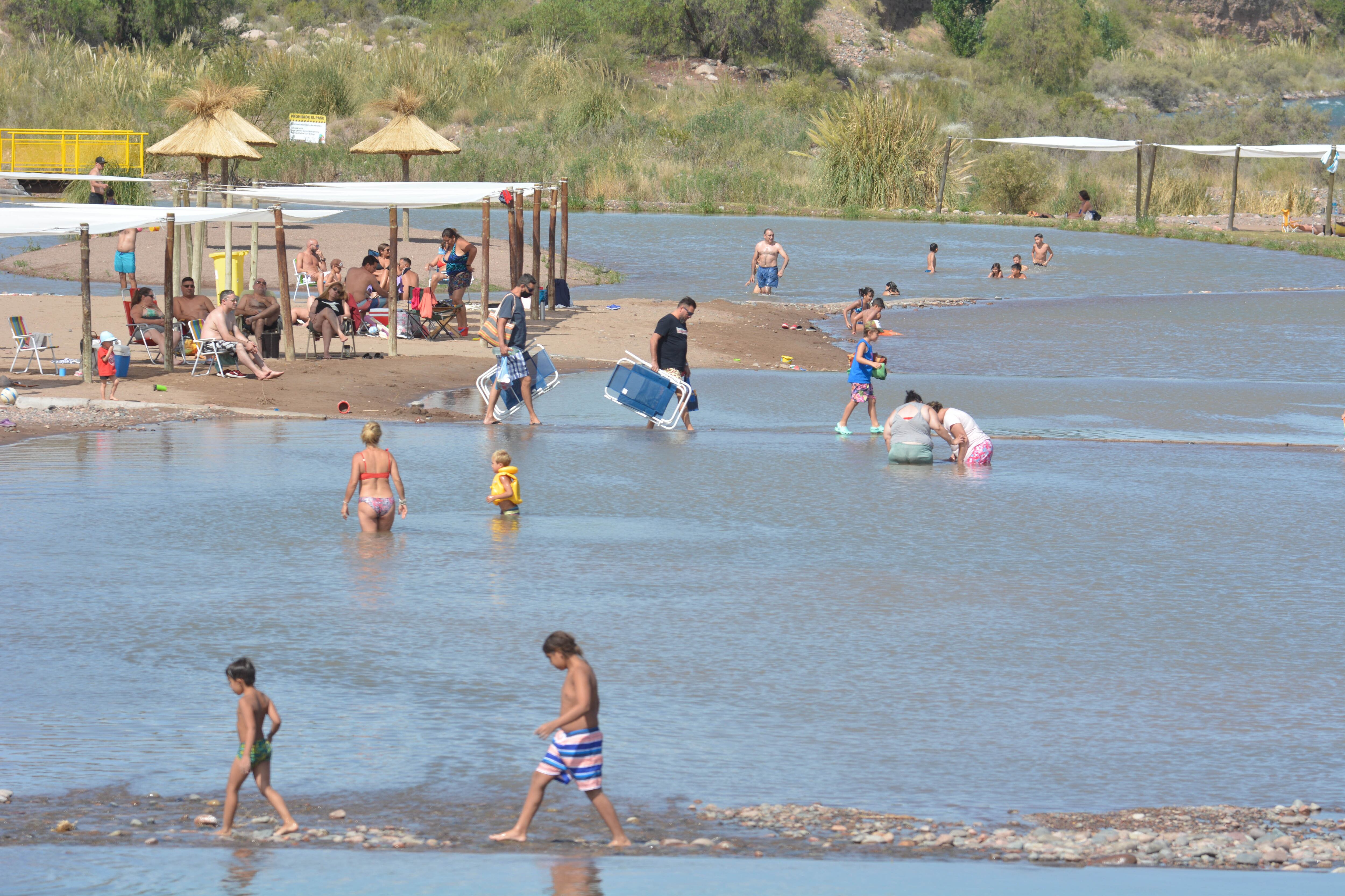 Mendocinos y turistas disfrutan de la playita de Luján. Foto: Nicolás Ríos / Los Andes