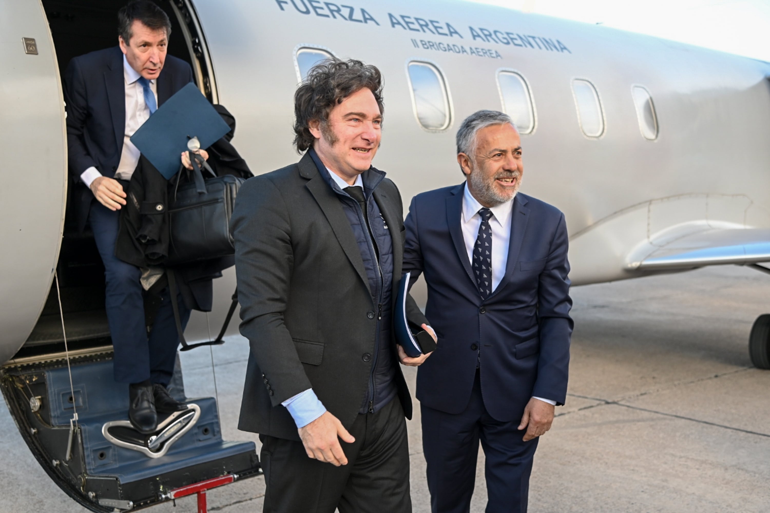 El Gobernador de Mendoza, Alfredo Cornejo, acompañado por la vicegobernadora Hebe Casado, recibió al Presidente de la Nación, Javier Milei, en la IV Brigada Aérea. Foto: Gobierno de Mendoza