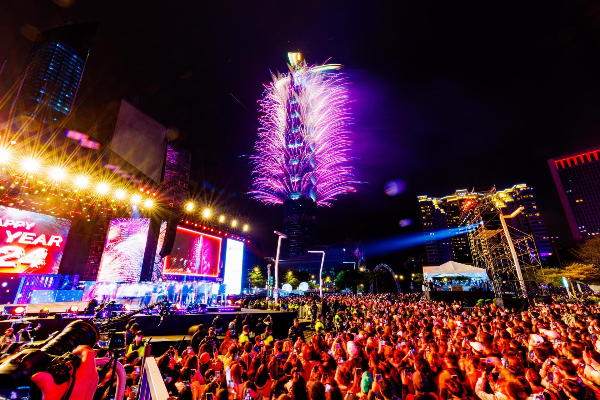 Fuegos artificiales y efectos de luz iluminan el cielo nocturno desde el rascacielos Taipei 101, durante las celebraciones de Año Nuevo en Taipei, Taiwán, 01 de enero de 2024. Foto: EFE/EPA/RITCHIE B. TONGO