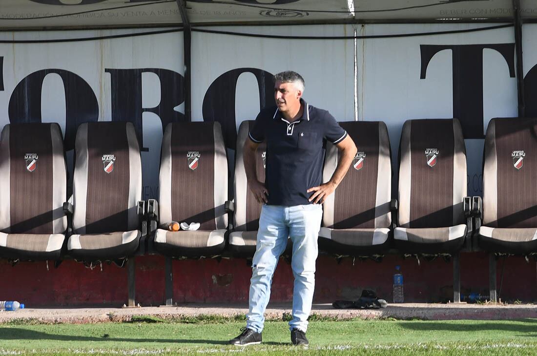 Por la Primera Nacional Independiente Rivadavia cayó ante Ferro Carril Oeste en el estadio del Deportivo Maipú.
Gabriel Gómez D.T. de Independiente.