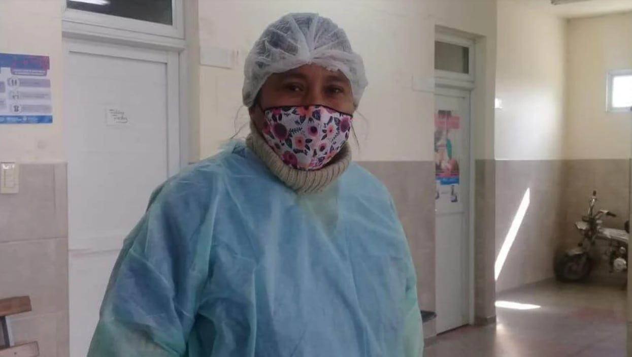 Adela rindió su último examen por Zoom y se recibió de enfermera universitaria. Foto TN.