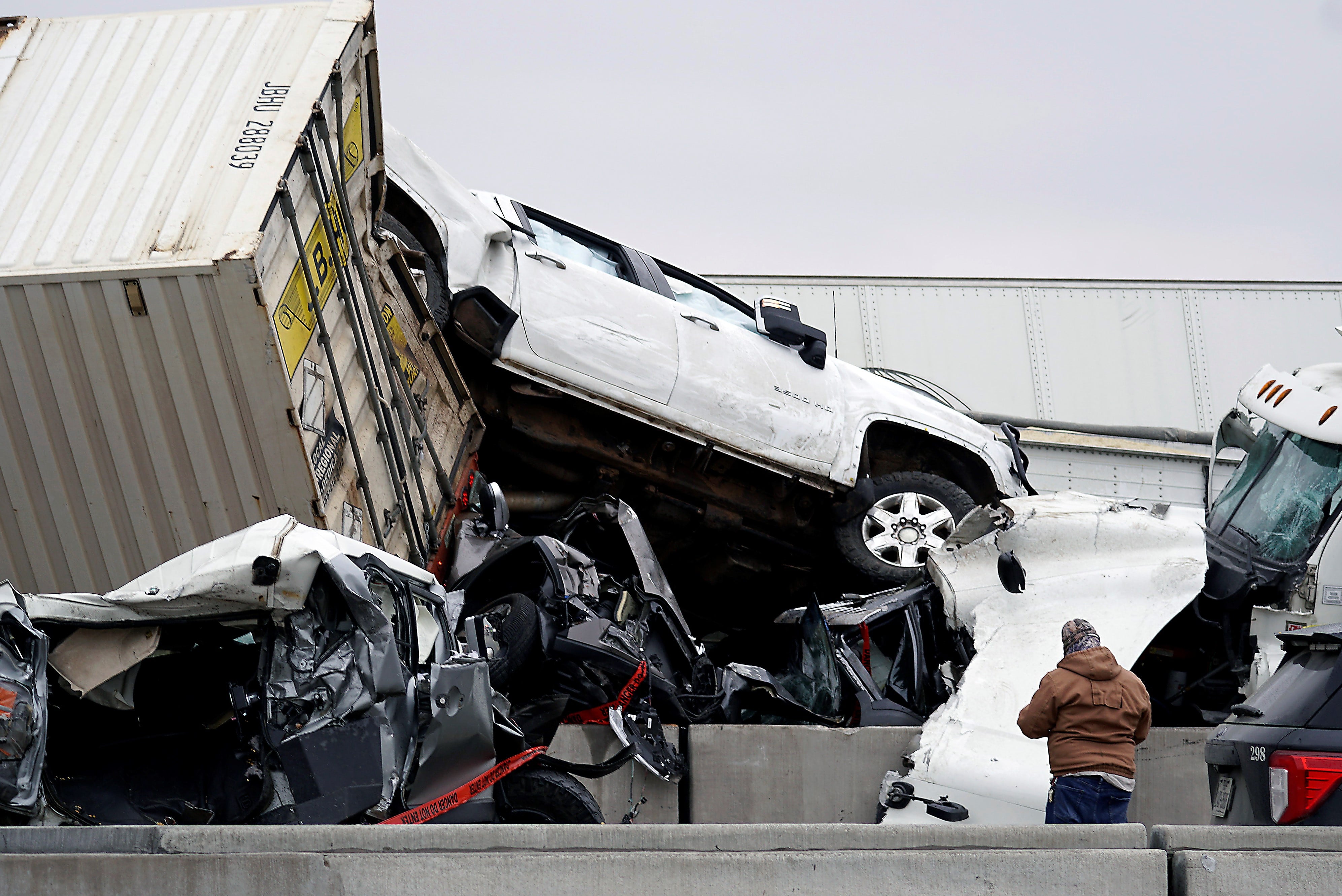 Un choque múltiple en texas, EE.UU., terminó en tragedia luego de que murieran al menos 5 personas producto a las condiciones de la carretera por el frío. AP